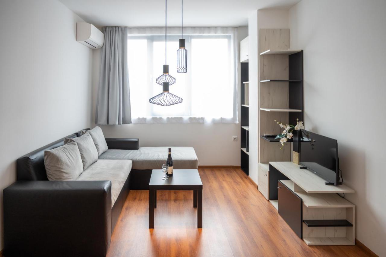 Sunny 1Bdr Apartment Near Center Sofia Bagian luar foto