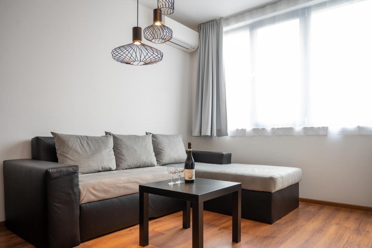 Sunny 1Bdr Apartment Near Center Sofia Bagian luar foto