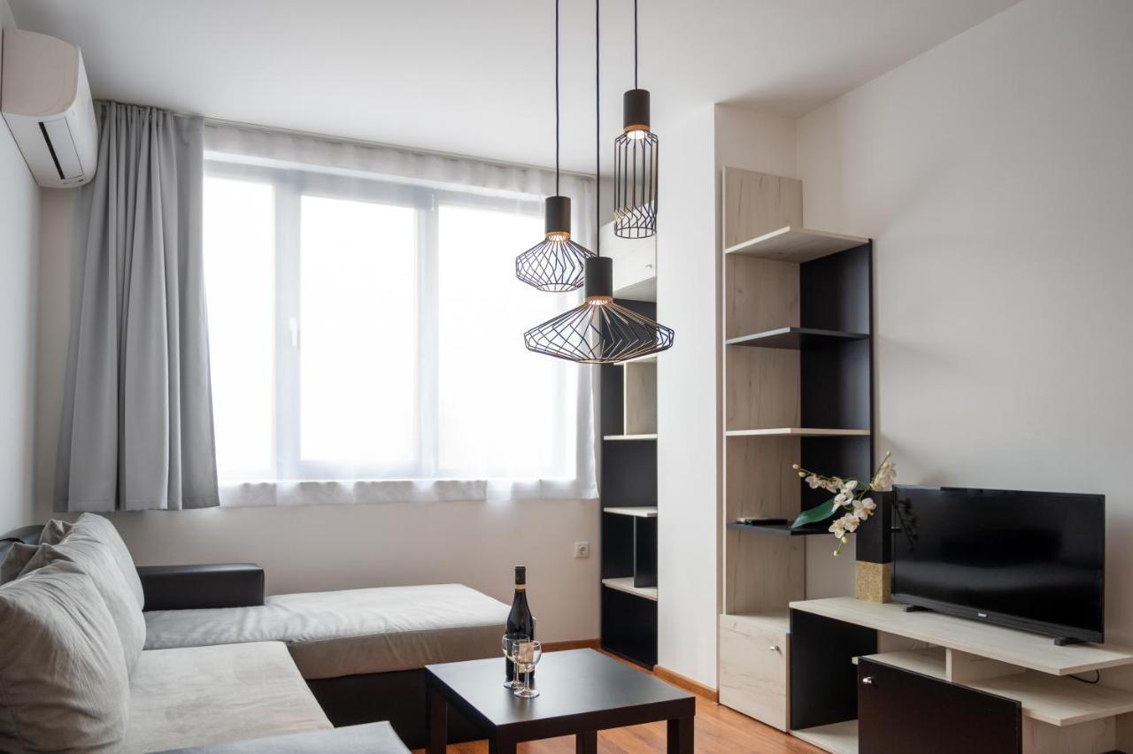 Sunny 1Bdr Apartment Near Center Sofia Bagian luar foto