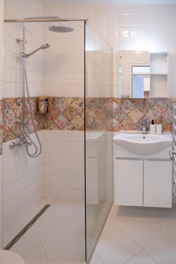 Sunny 1Bdr Apartment Near Center Sofia Bagian luar foto