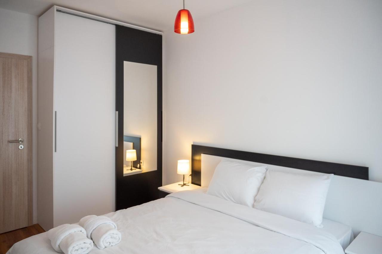 Sunny 1Bdr Apartment Near Center Sofia Bagian luar foto