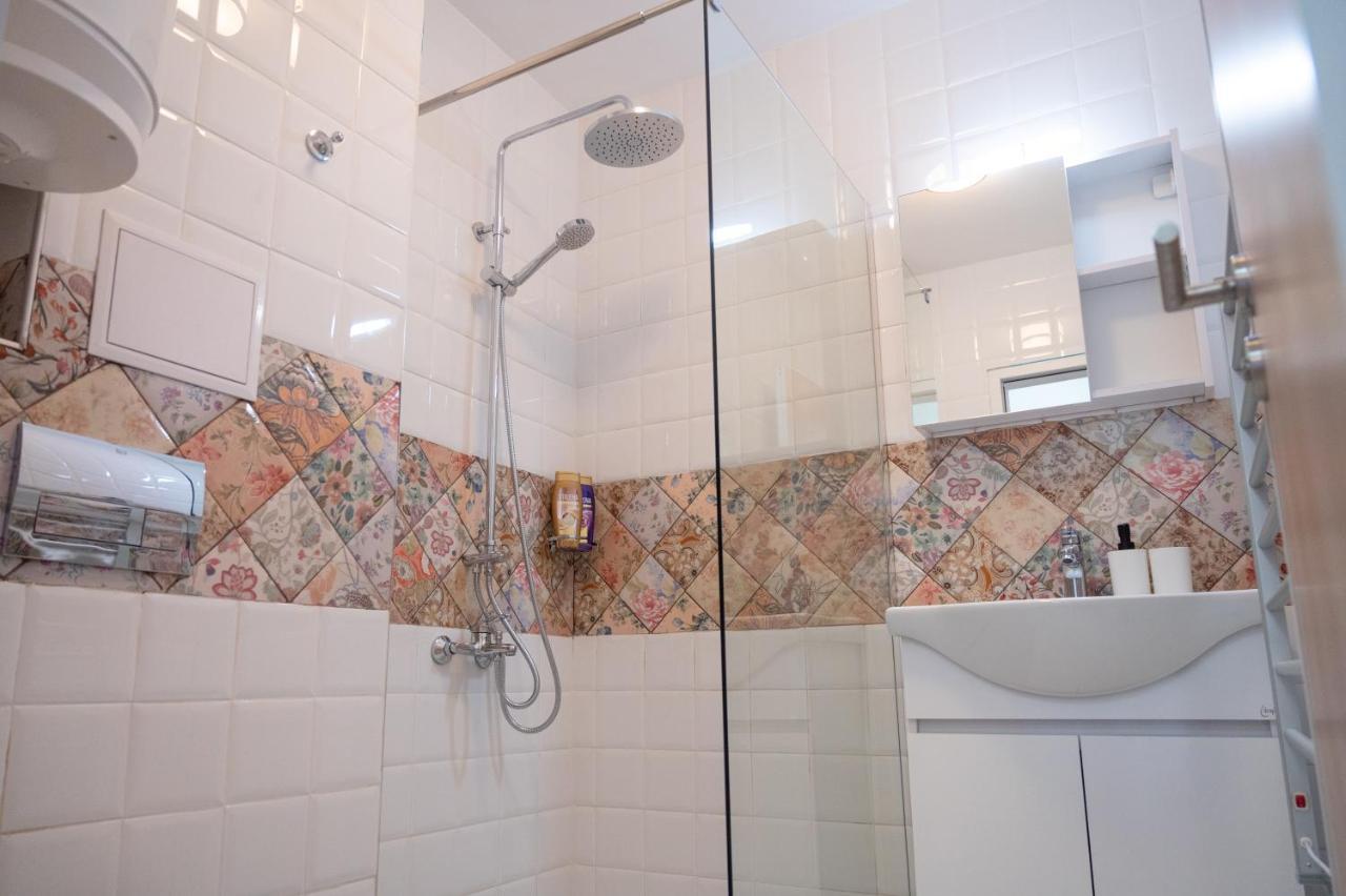 Sunny 1Bdr Apartment Near Center Sofia Bagian luar foto
