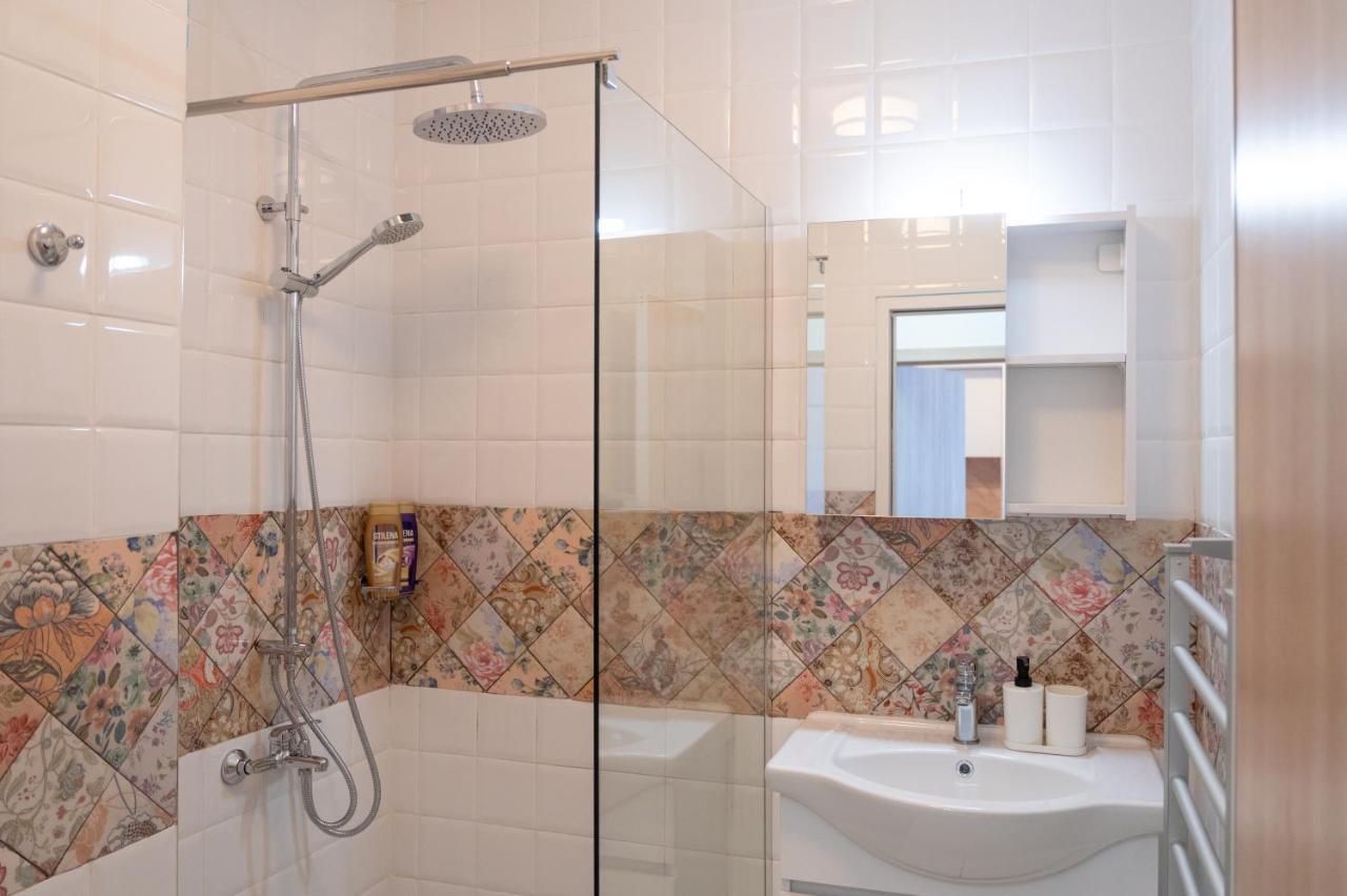 Sunny 1Bdr Apartment Near Center Sofia Bagian luar foto